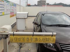 操作盤の横に停車してください