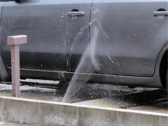 お車を前進させ、洗車位置に停車してください