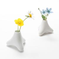 ほんのり色づくテトラポット型の小さな花器 tetra flowervase